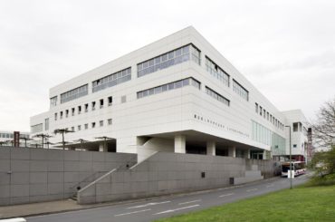 Das Gebäude wurde als Horten-Warenhaus errichtet und fiel in den 1990er Jahren brach. Nach einer Entkernung entstand 1998-2000 nach Plänen von Ingenhoven + Ingenhoven ein multifunktionales Kultur- und Verwaltungszentrum mit dem Rheinischen Landestheater und einem Kino. Weitere Teile des Gebäudes werden von der Kreisverwaltung des Rhein-Kreises Neuss genutzt.