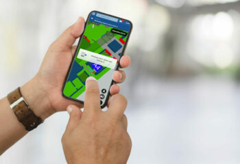 Ein Smartphone mit WEGZWEI Navigation wird in den Händen gehalten